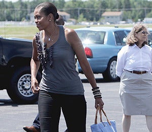 Beauty Beat: Michelle Obama Sports a Green Pedicure - Essence | Essence