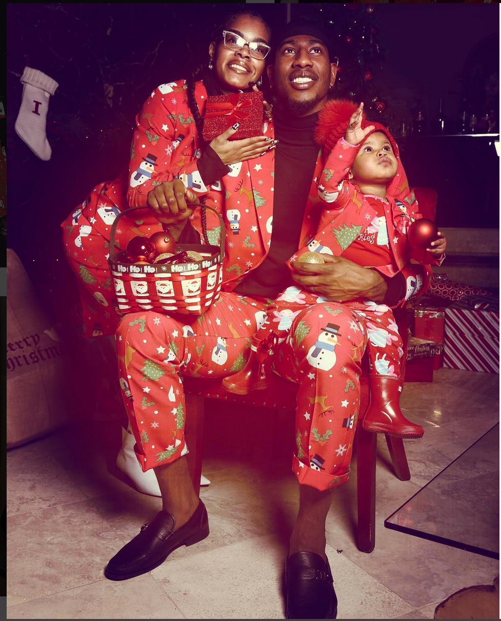 LOOK: Steph Curry's family wearing matching footie pajamas on Christmas 