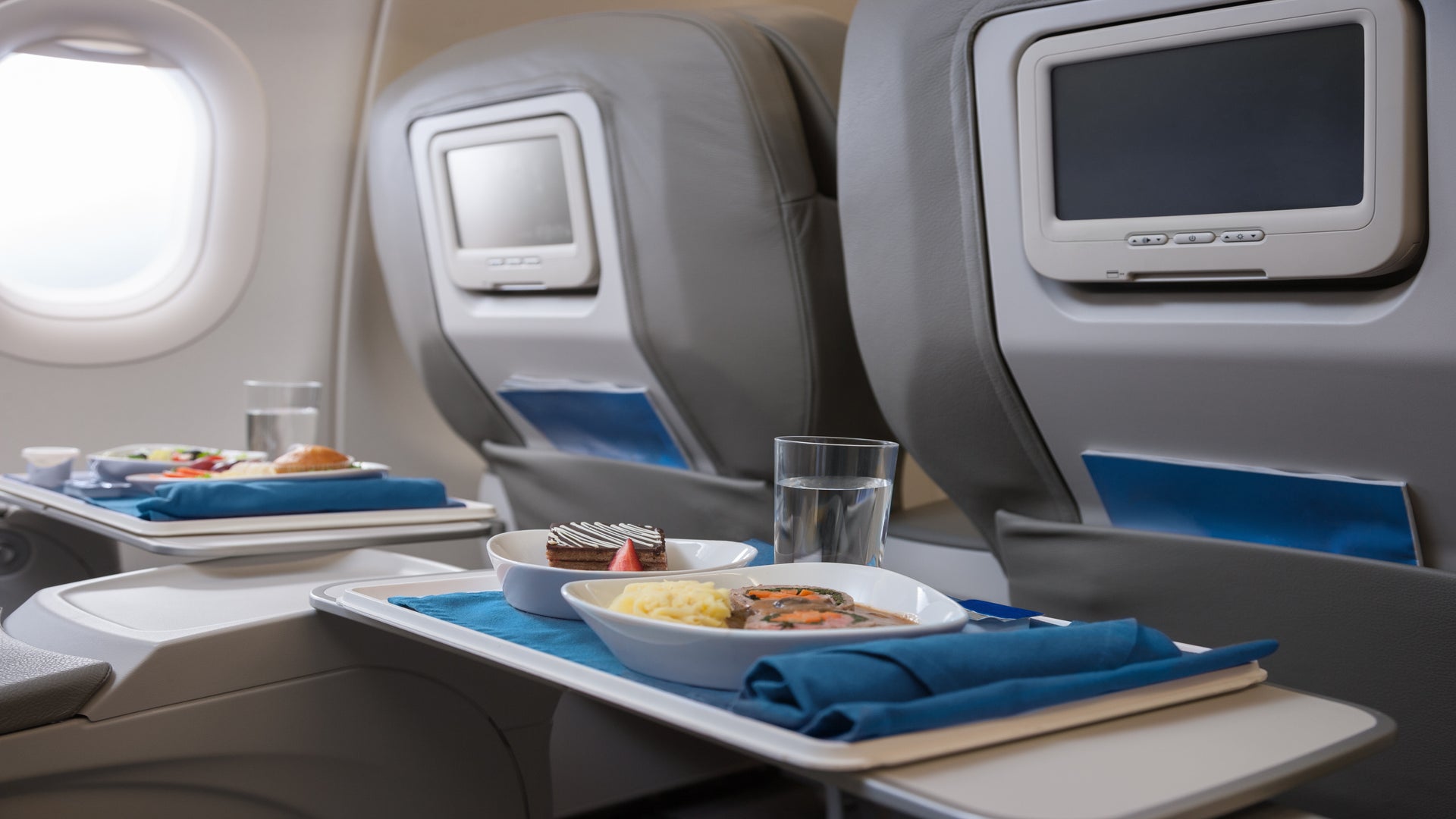 airlines-that-offer-free-meals-on-their-u-s-flights-essence