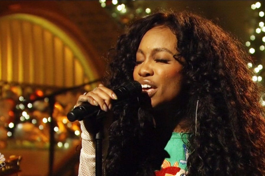 SZA Gives Powerful Performances Of 'The Weekend,' 'Love Galore' On SNL ...