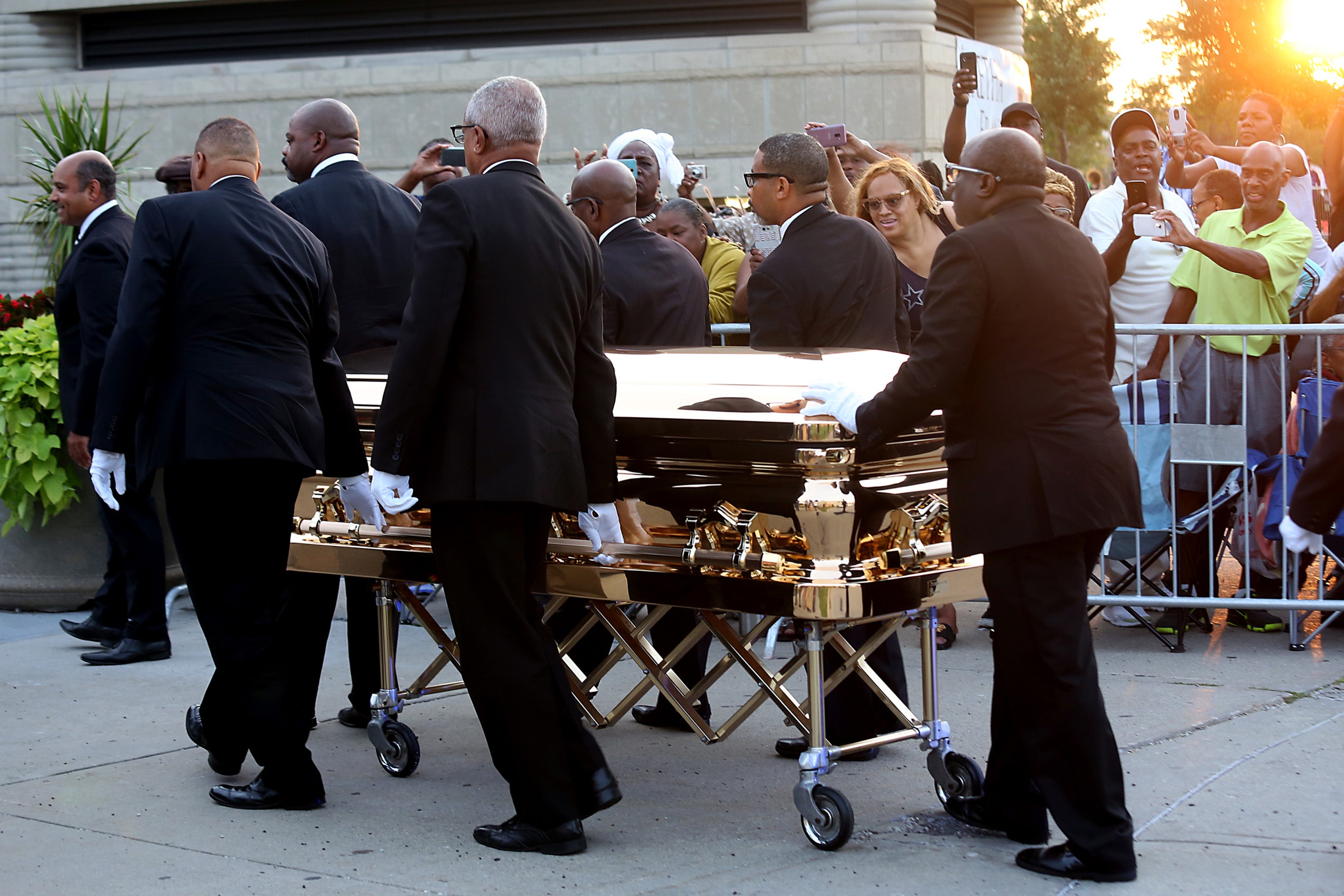 Fans Say Goodbye To Legendary Singer Aretha Franklin