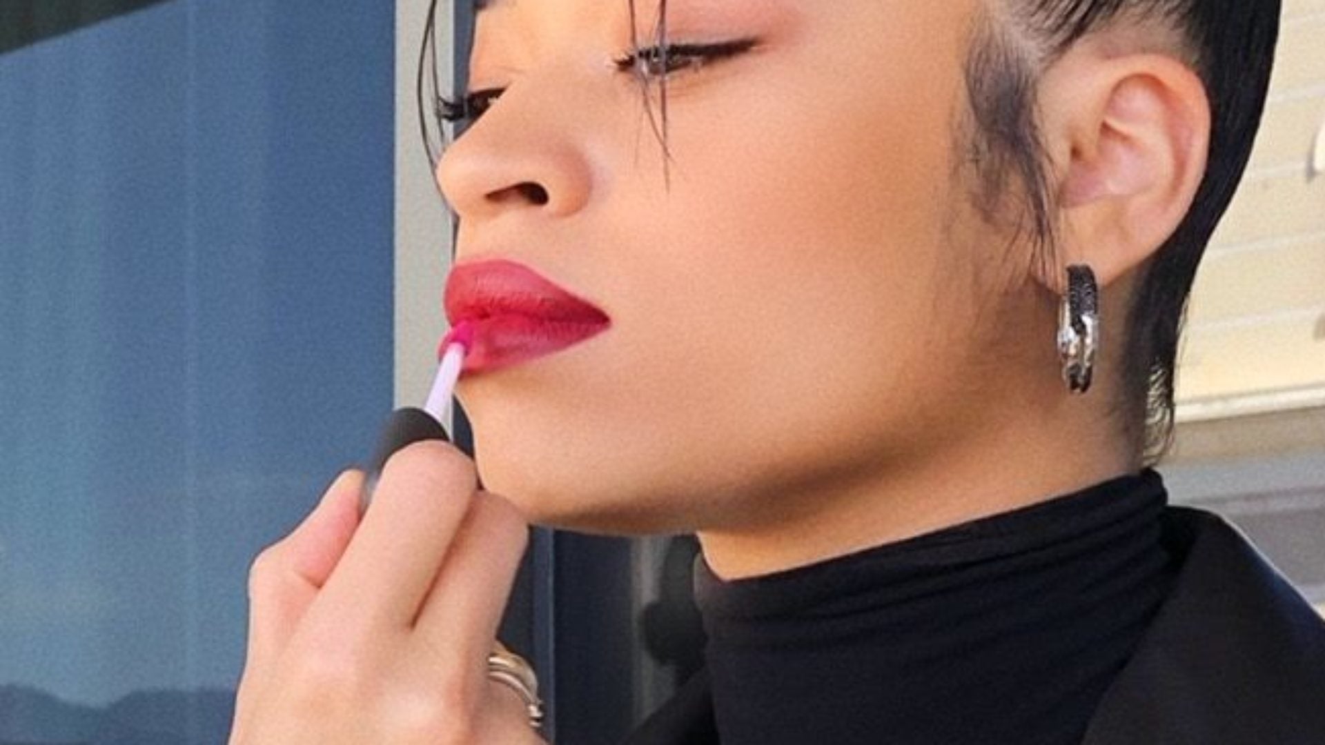 Ella Mai’s MUA Breaks Down The Singer's Au Naturale Makeup Look From The Billboard Music Awards