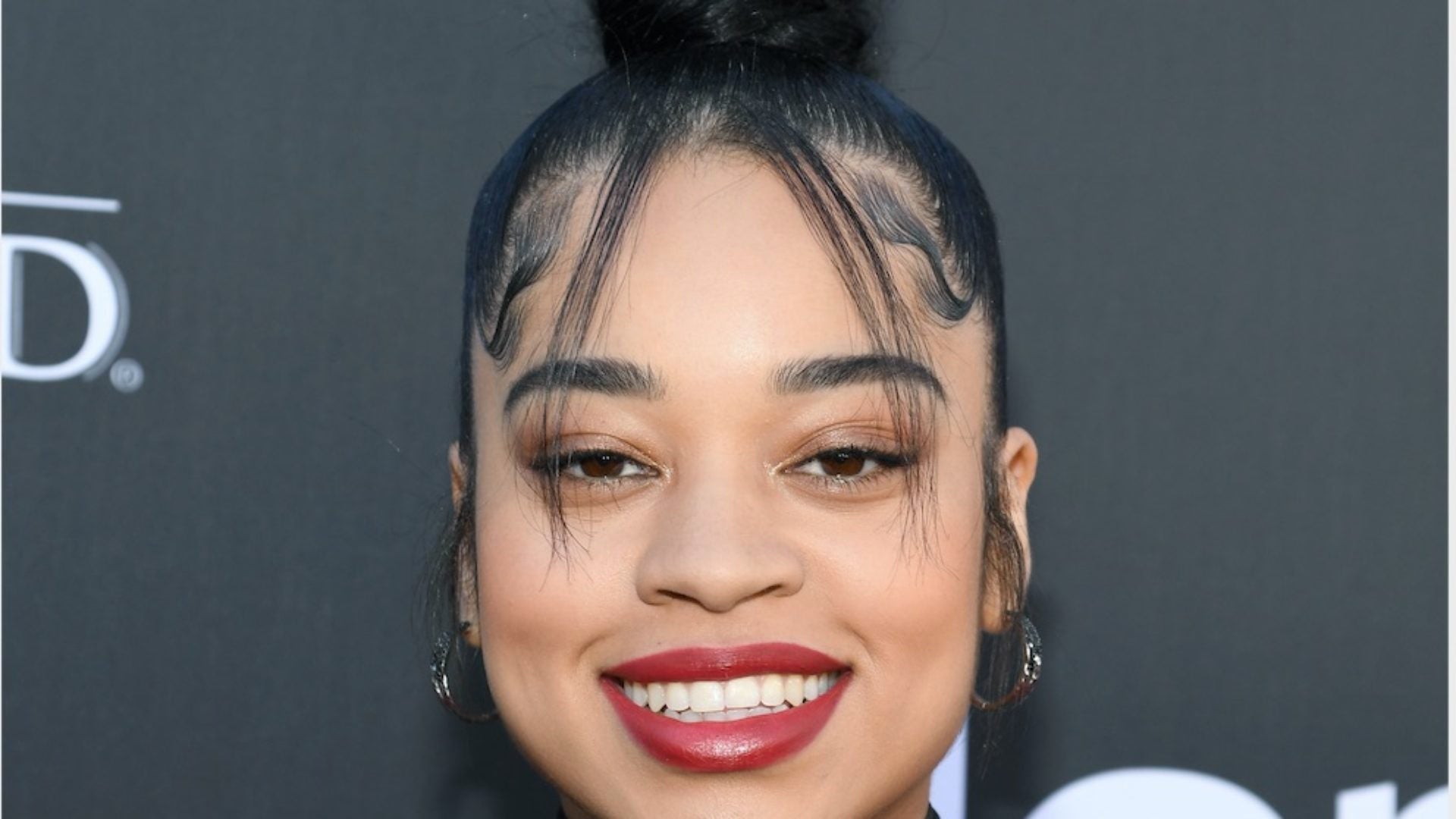 Ella Mai’s MUA Breaks Down The Singer's Au Naturale Makeup Look From The Billboard Music Awards