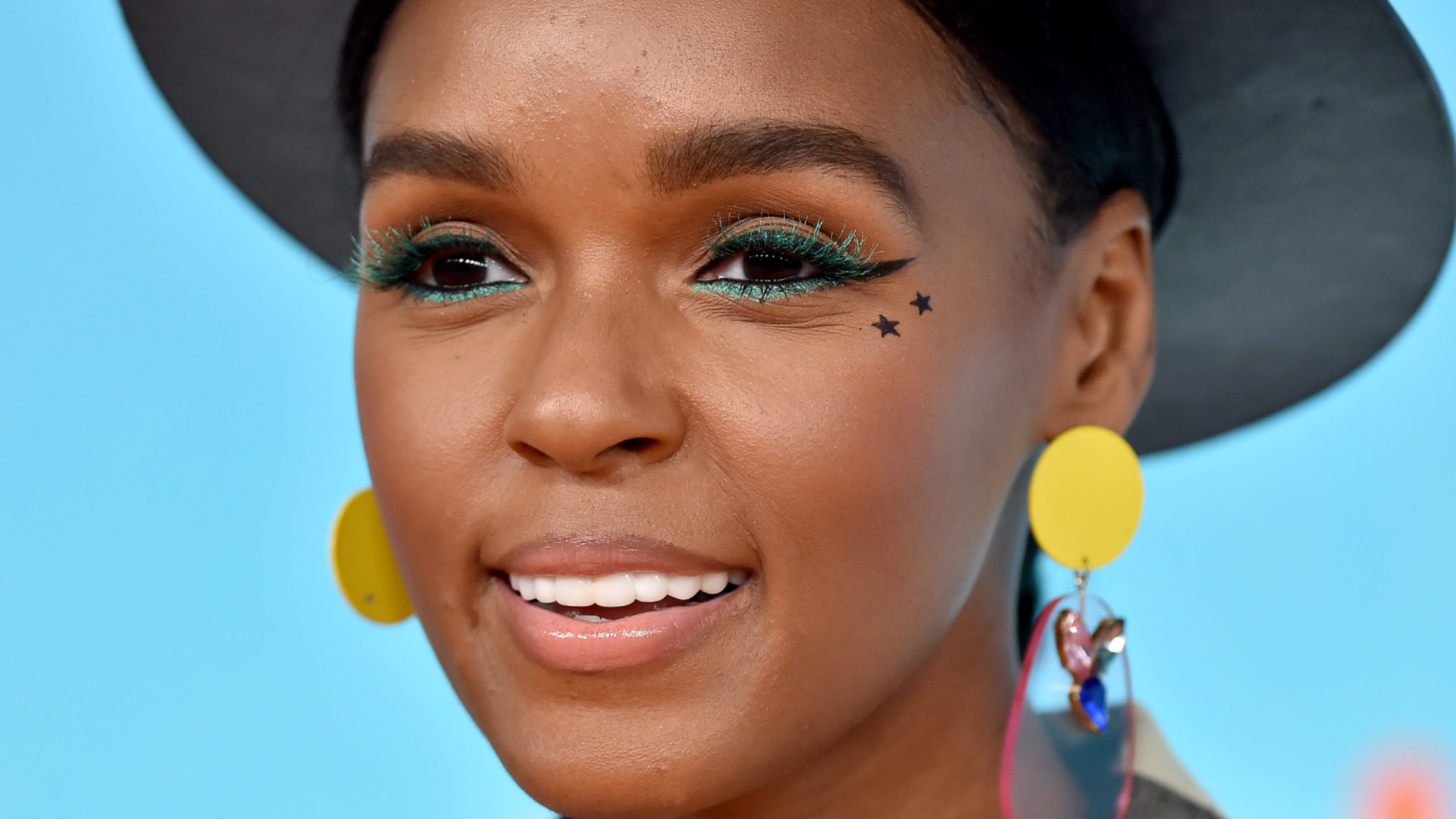 20 Pretty Makeup Looks To With Your Face Mask |