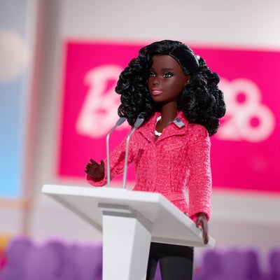 levend Pak om te zetten Sitcom Black Barbie Is Running For President | Essence