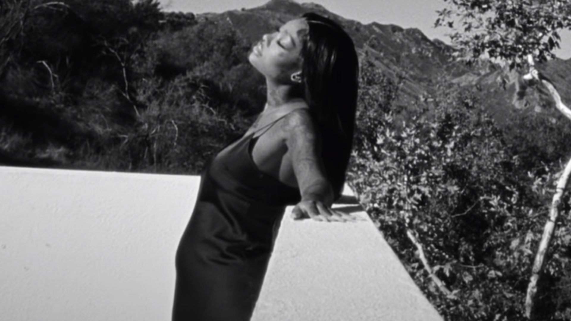 Summer Walker Shows Off Her Baby Bump In “Body” Video