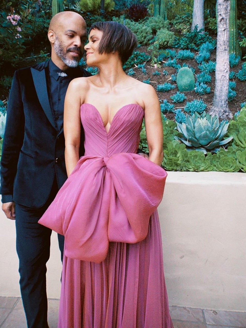 Going Strong Halle Berry And Van Hunt Made It A Date Night At The Oscars Essence