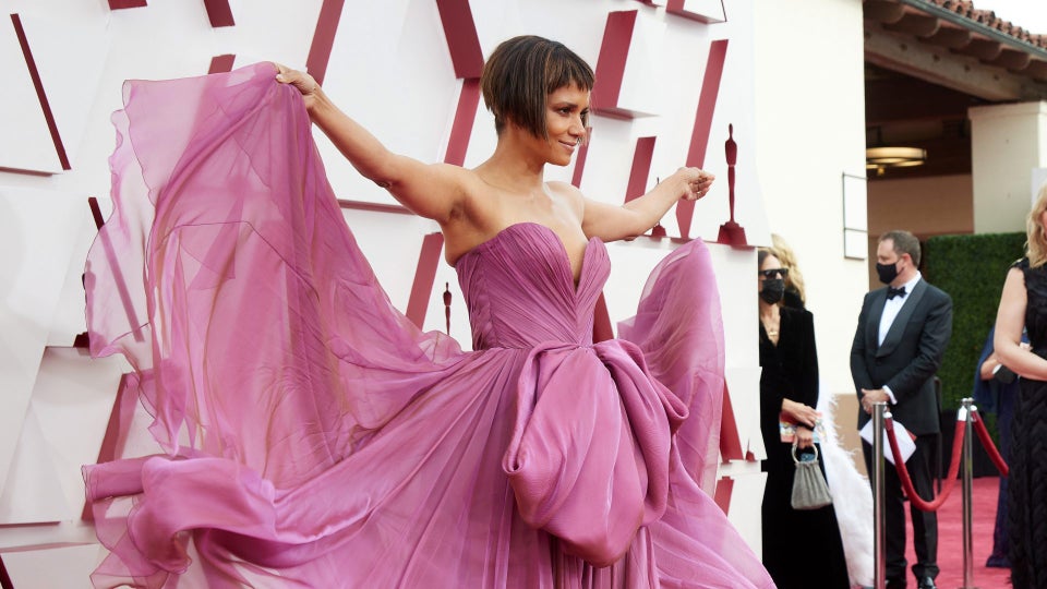 Halle Berry Twirls On Oscars Red Carpet In Dolce & Gabbana