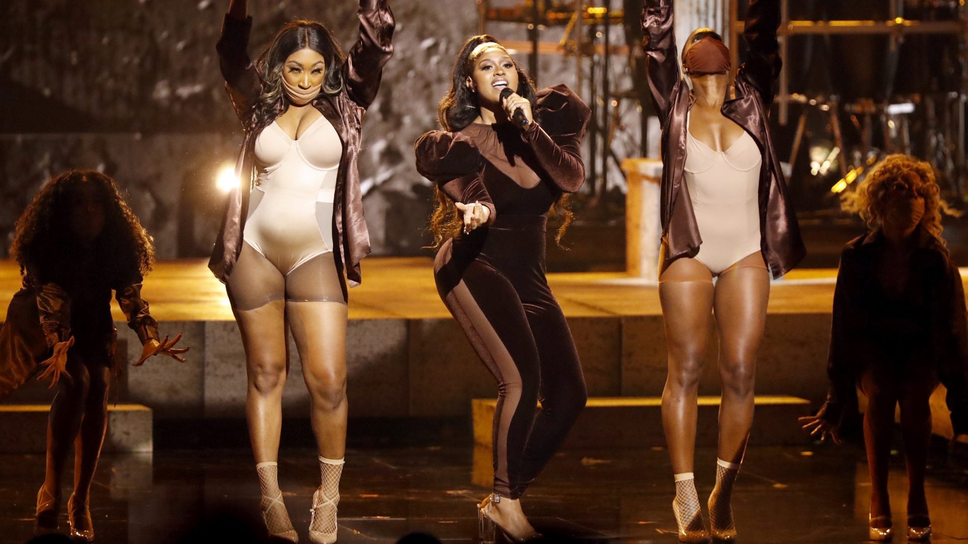 Jazmine Sullivan and Ari Lennox Deliver Chilling "On It" Performance