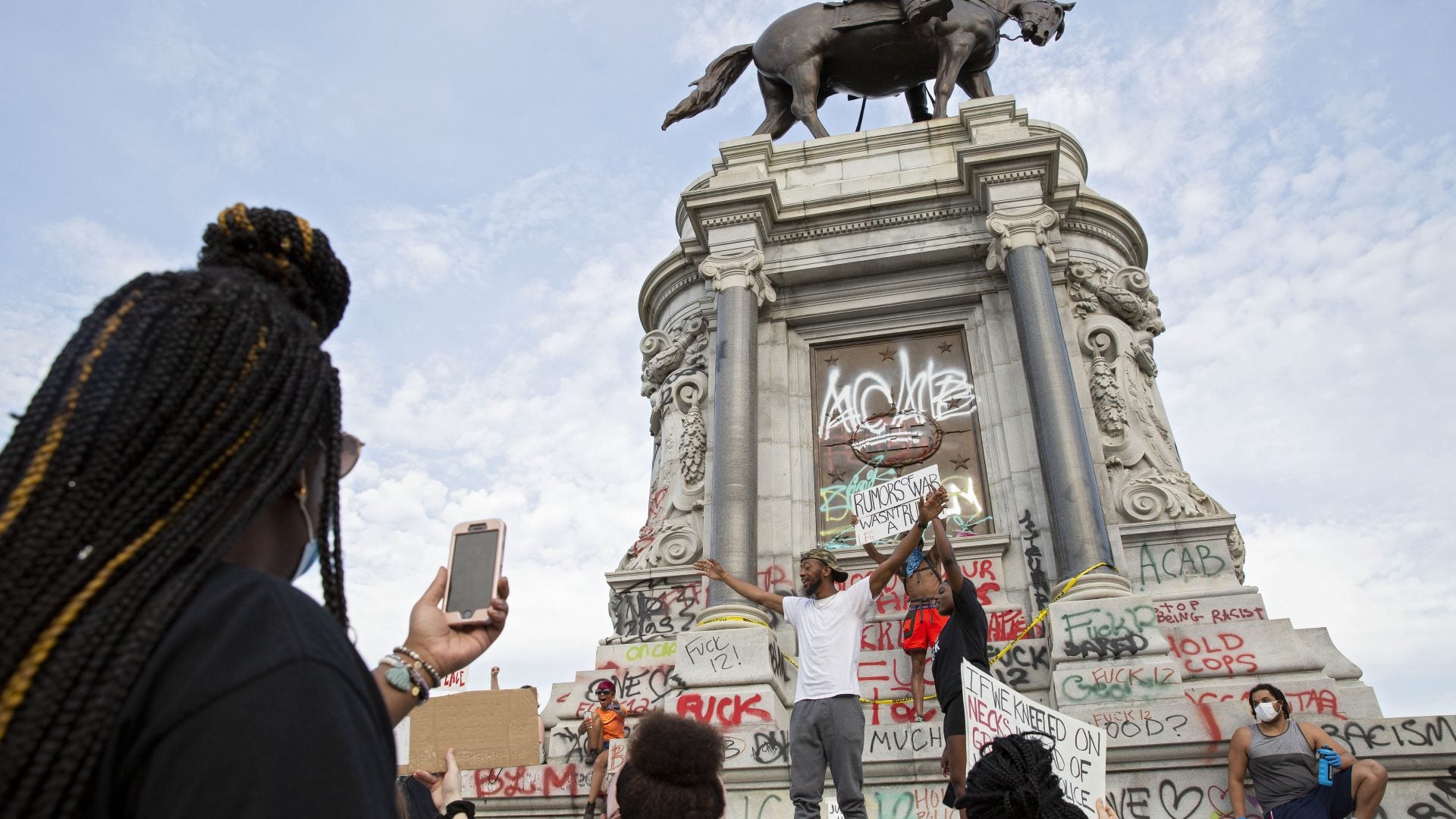 After More Than A Century, Robert E. Lee Statue Removed in Richmond, VA