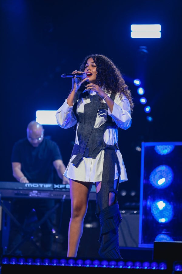Mary J Blige Jazmine Sullivan Take Stage For Advertising Week X Youtube Concert At The Apollo