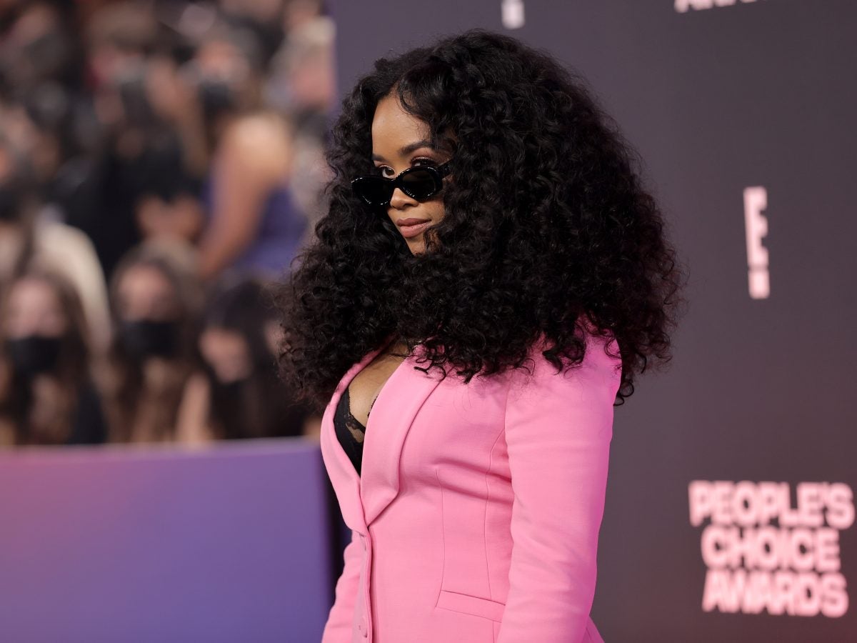 Stars Dazzled On The Red Carpet Of The 2021 E! People's Choice Awards