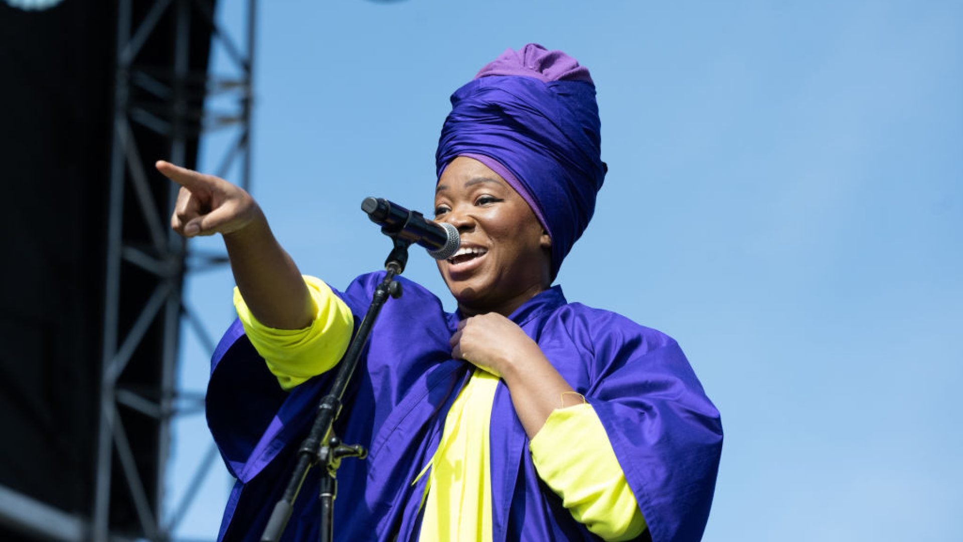 India Arie Helps A Couple Get Engaged In The Middle Of Her Concert: ‘Your Fiancé DM'd Me For Three Months’