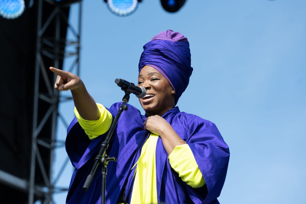 India Arie Helps A Couple Get Engaged In The Middle Of Her Concert