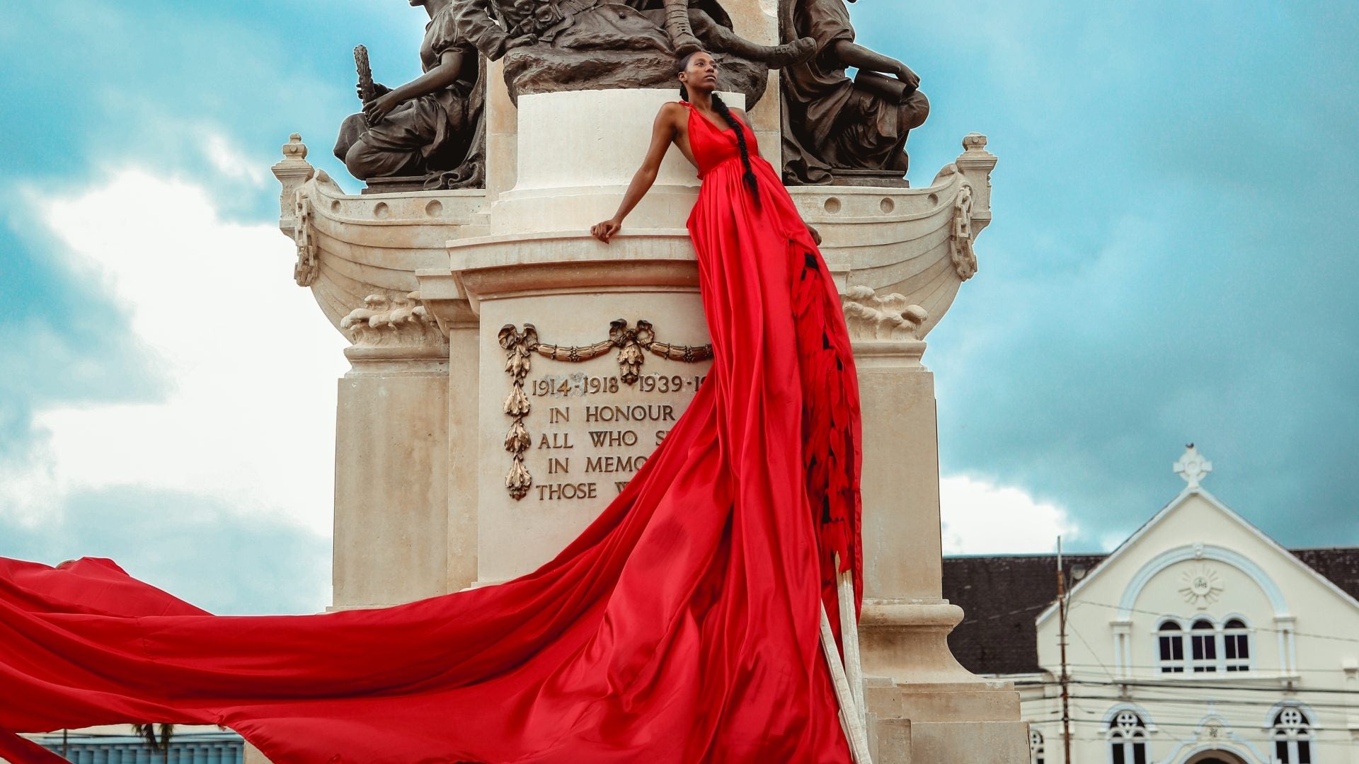 In A Crowd Of Stilt Walkers, This Queen Reigns Supreme