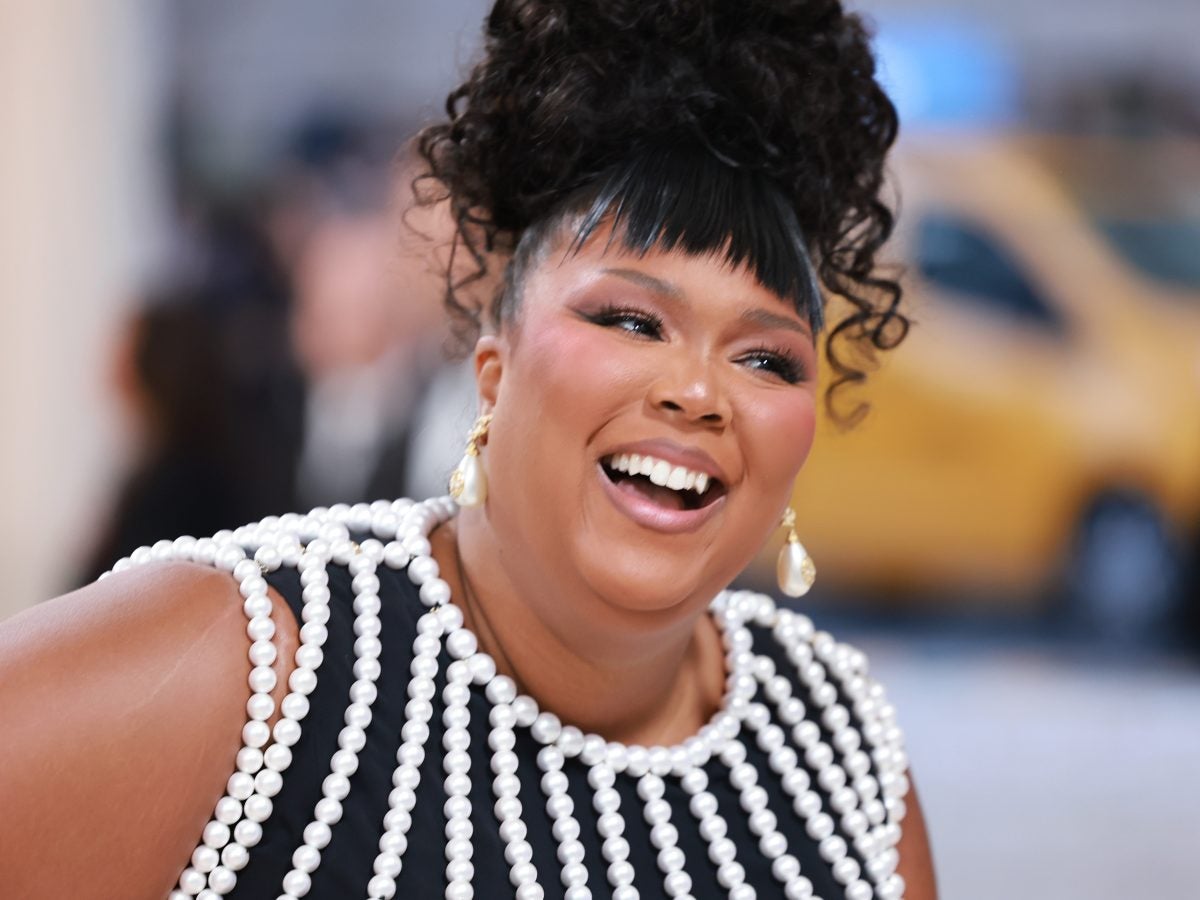 Lizzo Donates $50,000 To Support The Trans Community