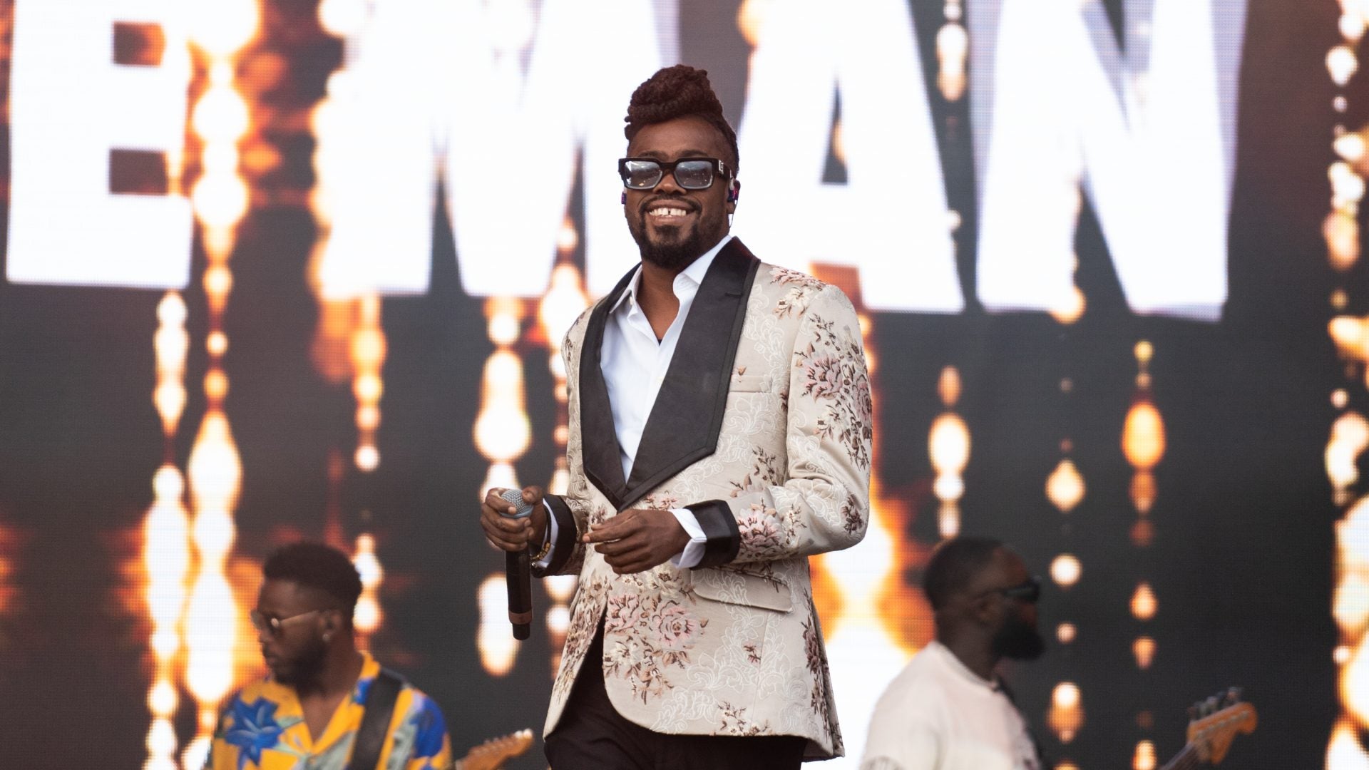 Beenie Man Surprises Passengers On Plane With An Impromptu Performance