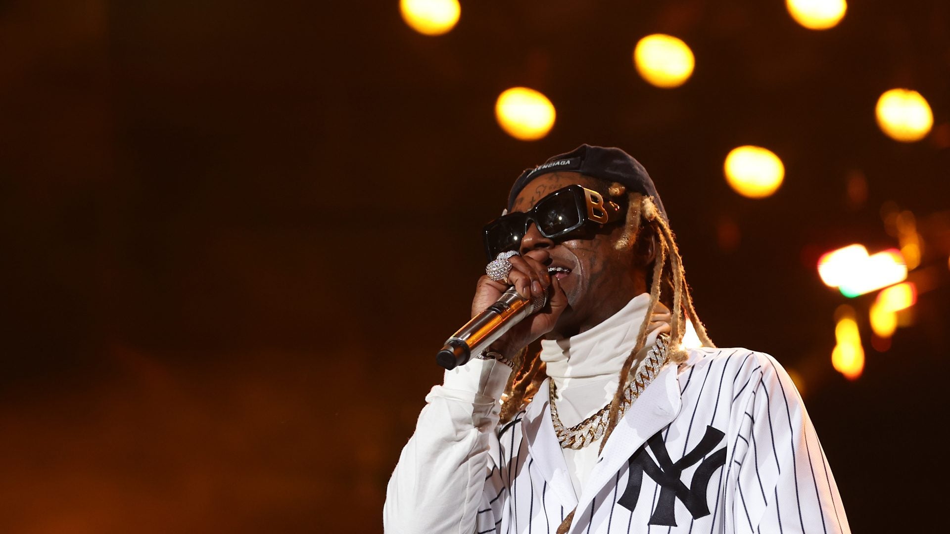 Hip-Hop Icon Lil Wayne Returns To VMAs Stage After A Decade