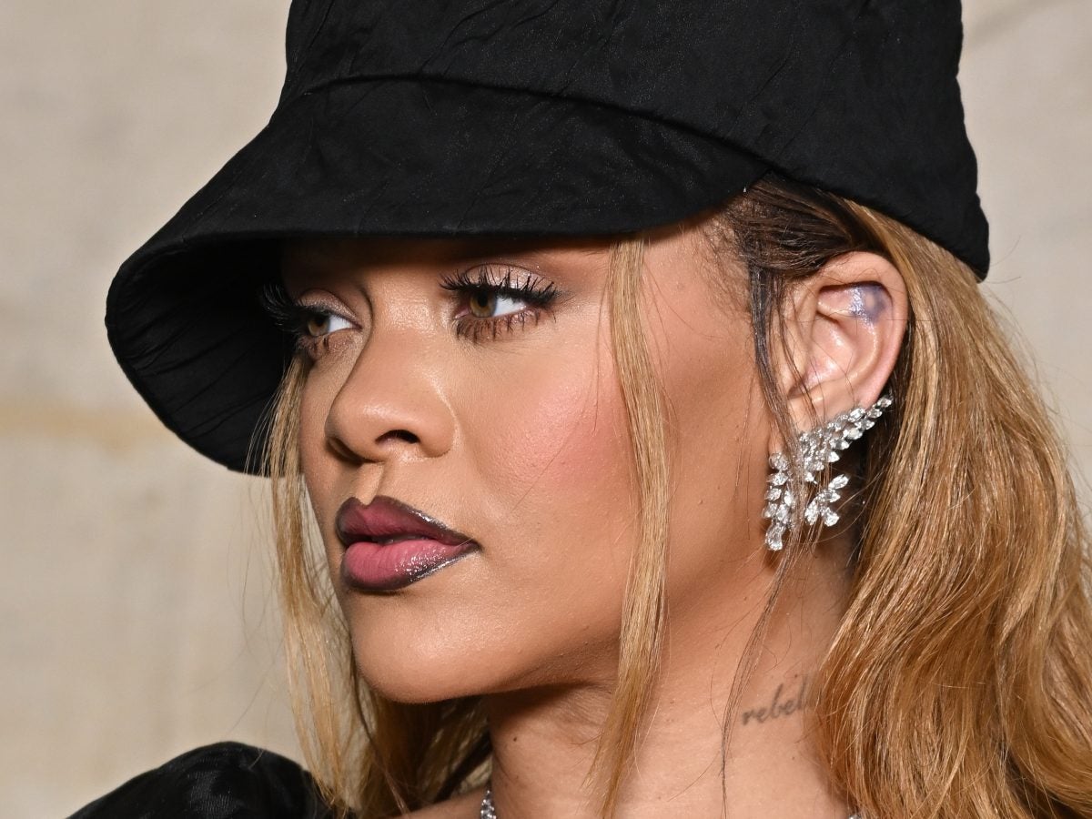 Spotted! Rihanna Arrived To Dior Couture In A Coquette Beauty Look