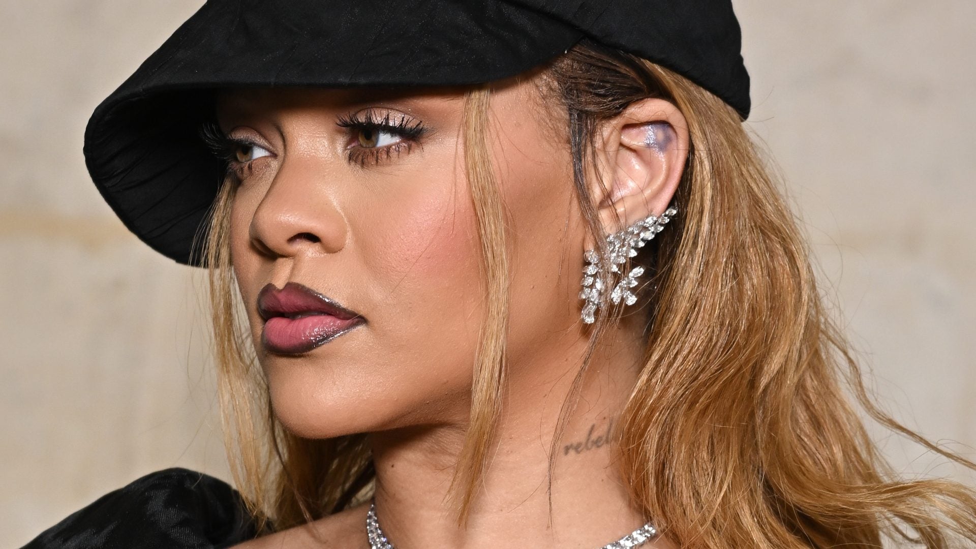 Spotted! Rihanna Arrived To Dior Couture In A Coquette Beauty Look