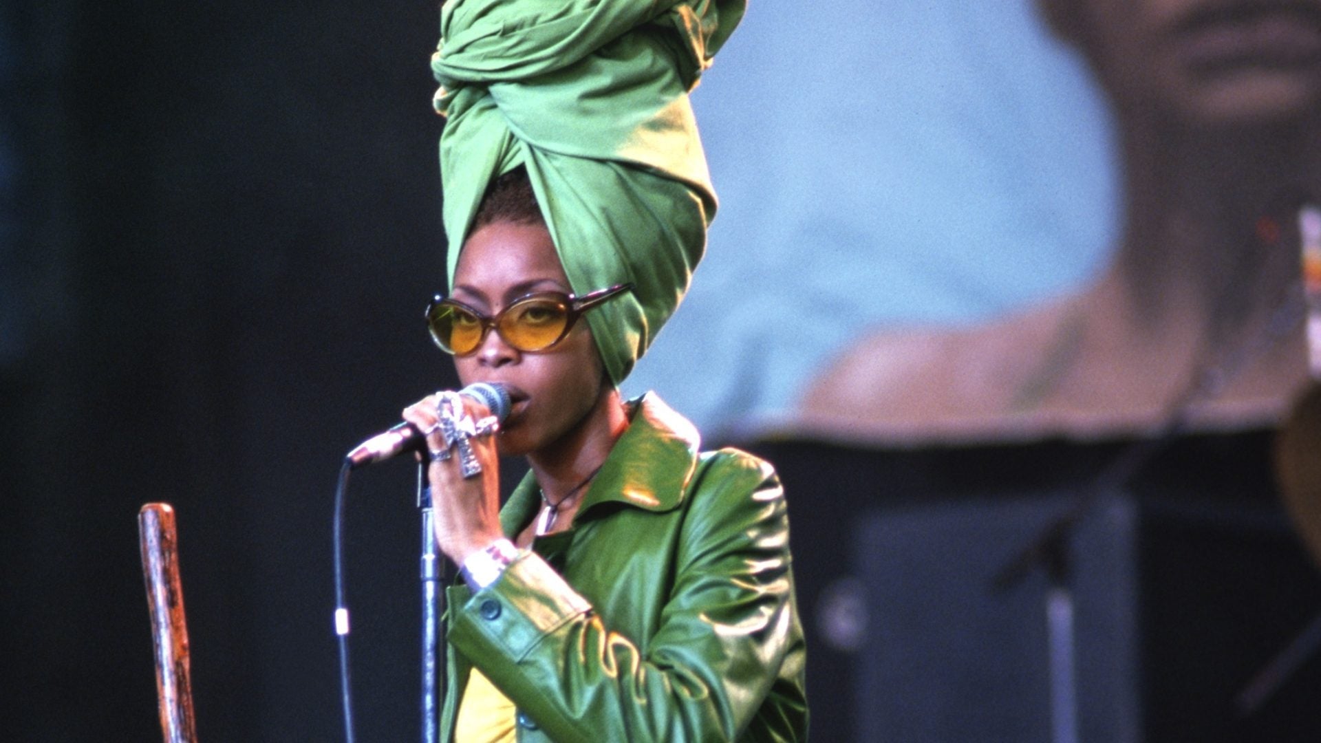 Channeling Nostalgia With This Celebrity Look: Erykah Badu