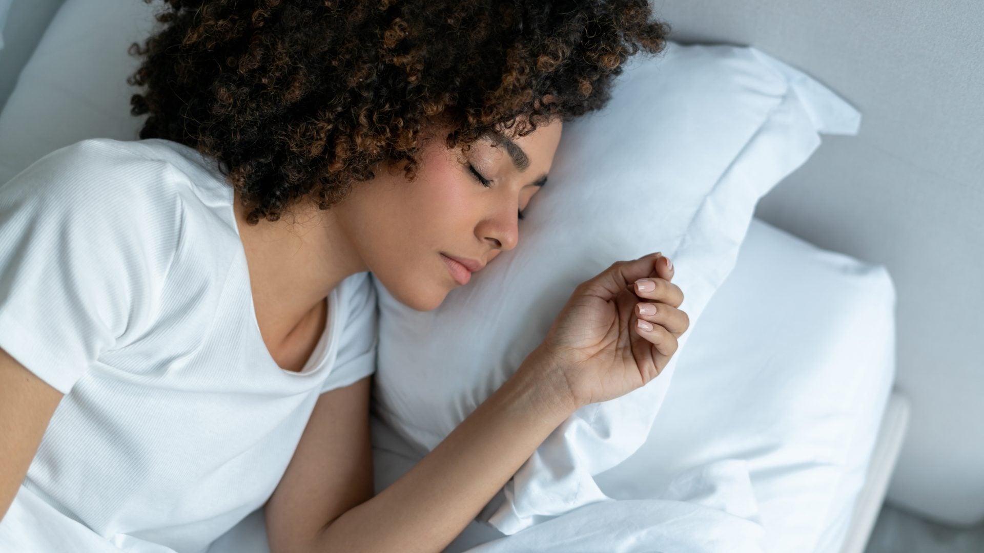 5 Ways To Use Essential Oils To Get A Good Night's Rest