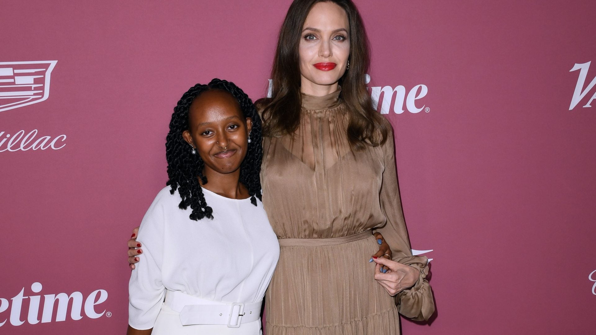 Angelina's Daughter Zahara Jolie Strolls With Her Sorority Sisters At Spelman College, Shutting Down The Yard