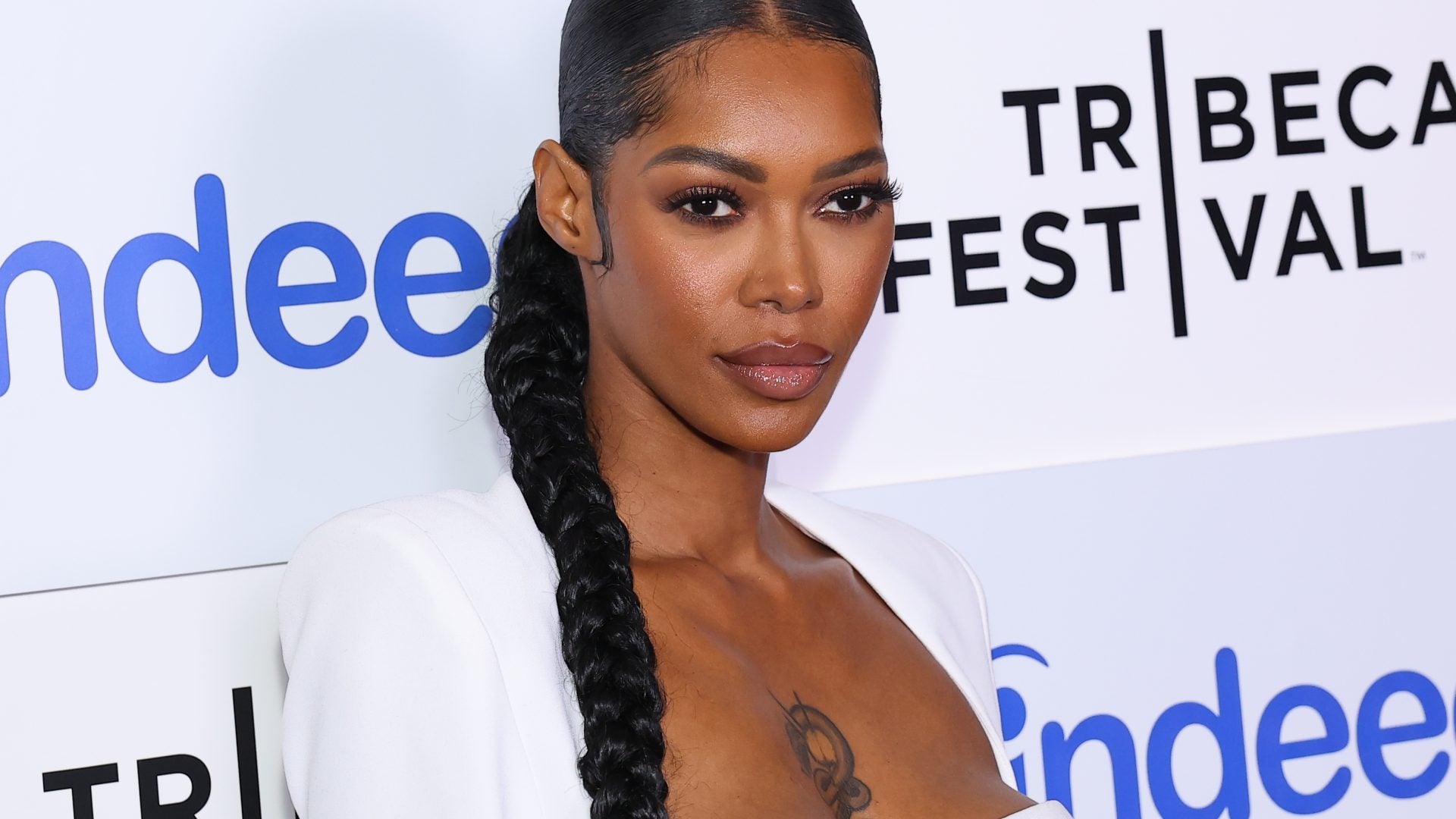 Model Jessica White Reveals The Results Of Her Eye Color Surgery