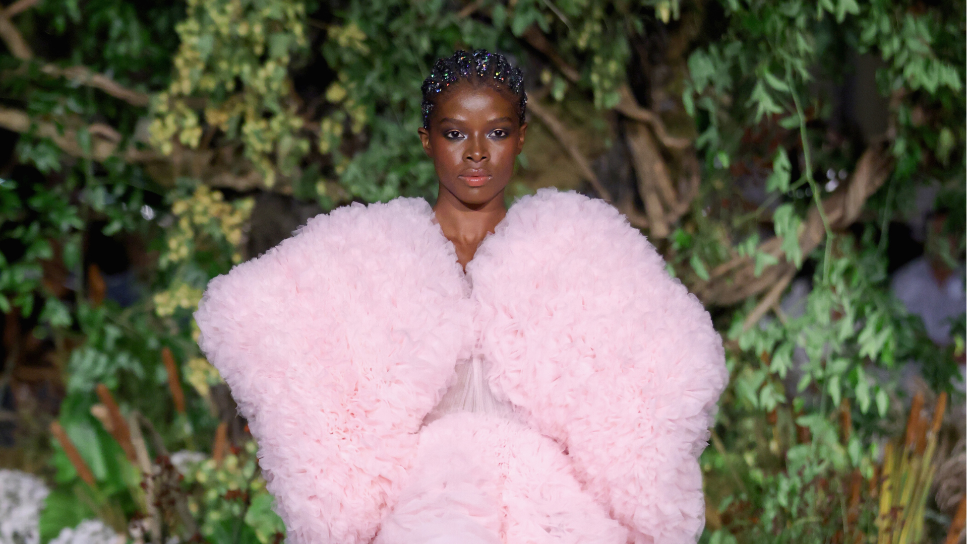  Christian Siriano's Spring/Summer 2025 Show Was A Dark, Twisted Spring Fantasy