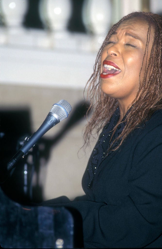 Roberta Flack’s Most Iconic Beauty Moments